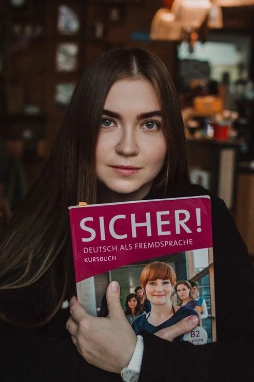 Всем привет! Меня зовут Марина и я помогаю с поступлением в университеты Германии и переездом более 3х лет и с моей помощью переехали более 50 студентов. Я учусь в лучшем университете Германии LMU München на программе магистратуры. Я прошла весь путь поступления: начиная от Studienkolleg München и заканчивая магистратурой в Германии и владею всей необходимой информацией.